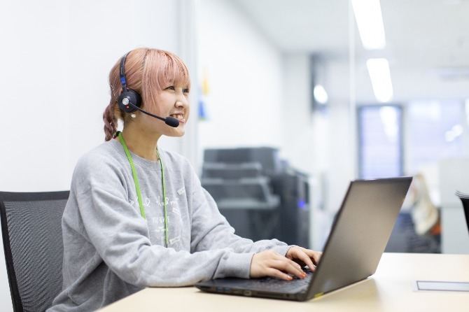 ヘッドセットをつけている女性