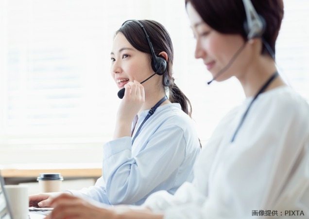 コールセンターで働く女性